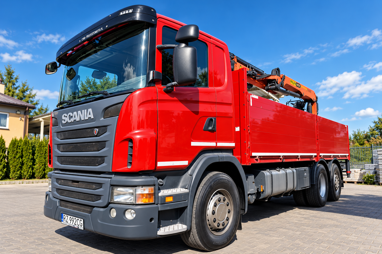 Samochód ciężarowy z żurawiem do transportu materiałów