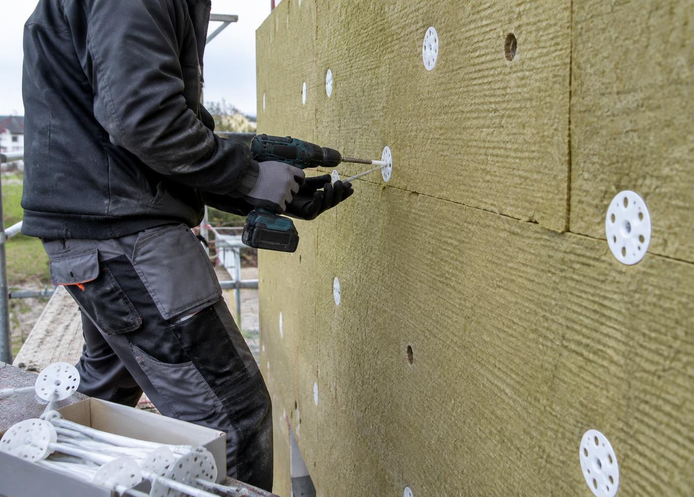 Montaż łącznika z talerzykiem w płycie z wełny mineralnej